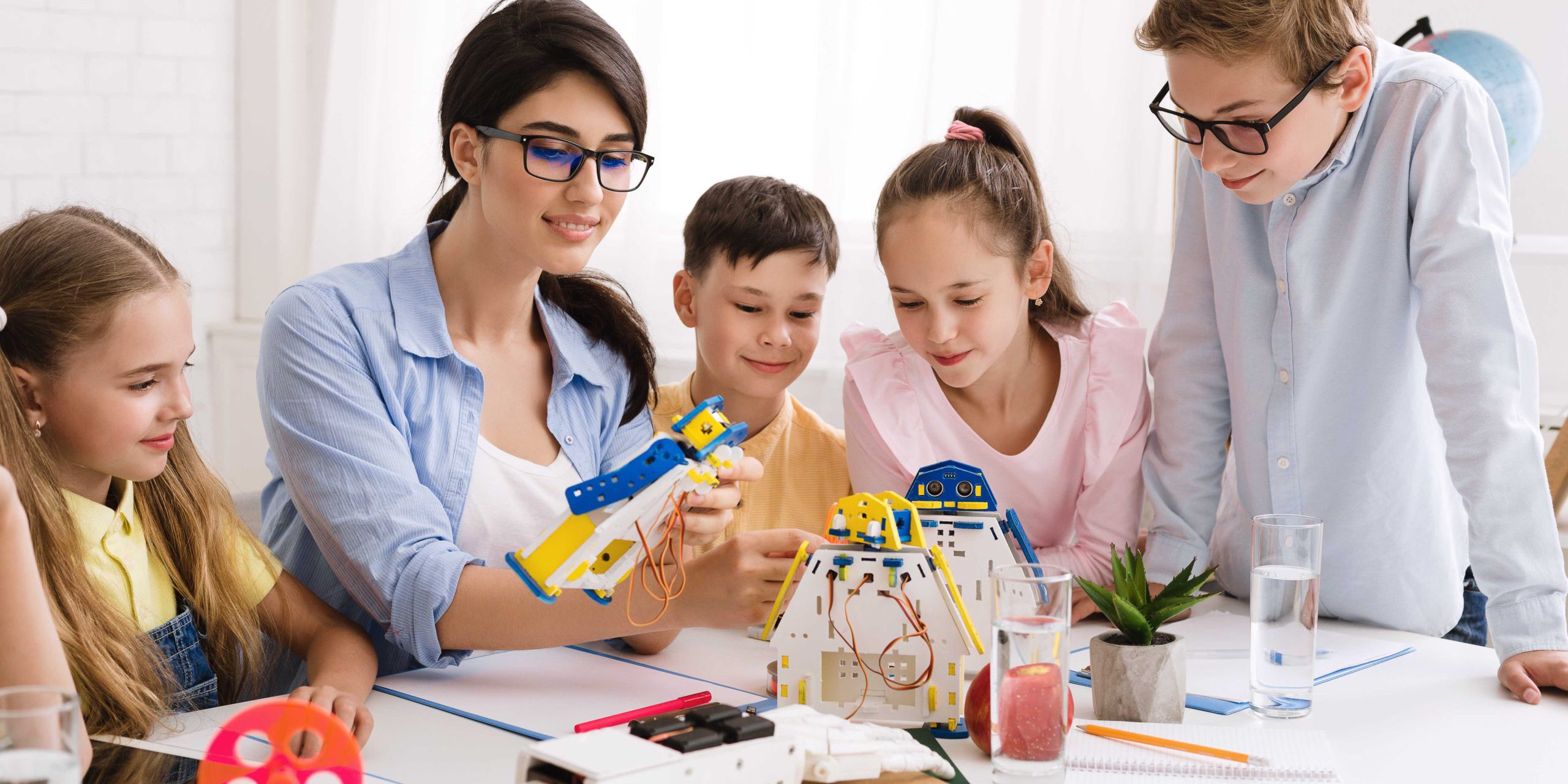 school-children-constructing-robots-with-teacher-i-4RQZU9D (1)_11zon how-you-can-work-as-a-teacher-in-Arkansas